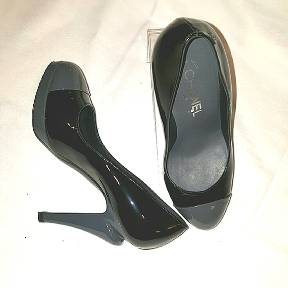 🔥CHANEL Black/Gray Patent Pumps - Picture 2 of 4